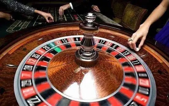 Người dùng theo dõi trận bóng đá và đặt cược trực tuyến qua điện thoại